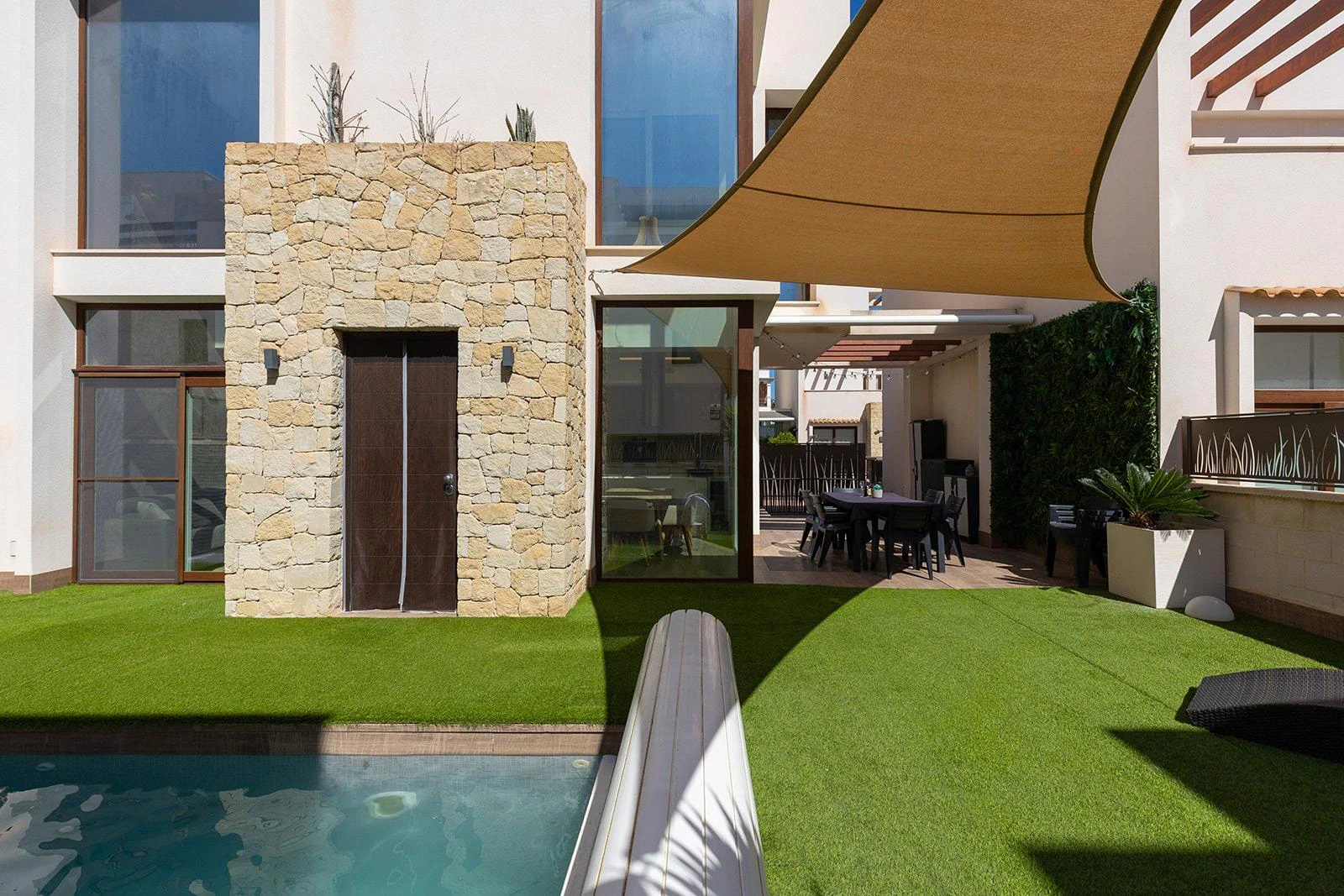 Oportunidad Villa Obra Nueva en Pueblo Bravo