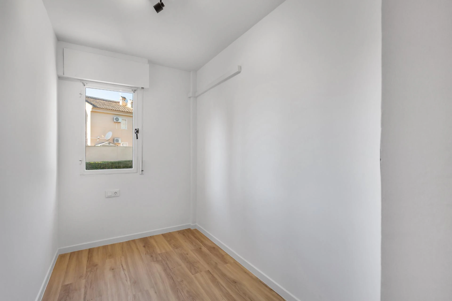 Apartamento reformado con vistas al mar, piscina, tenis y aparcamiento