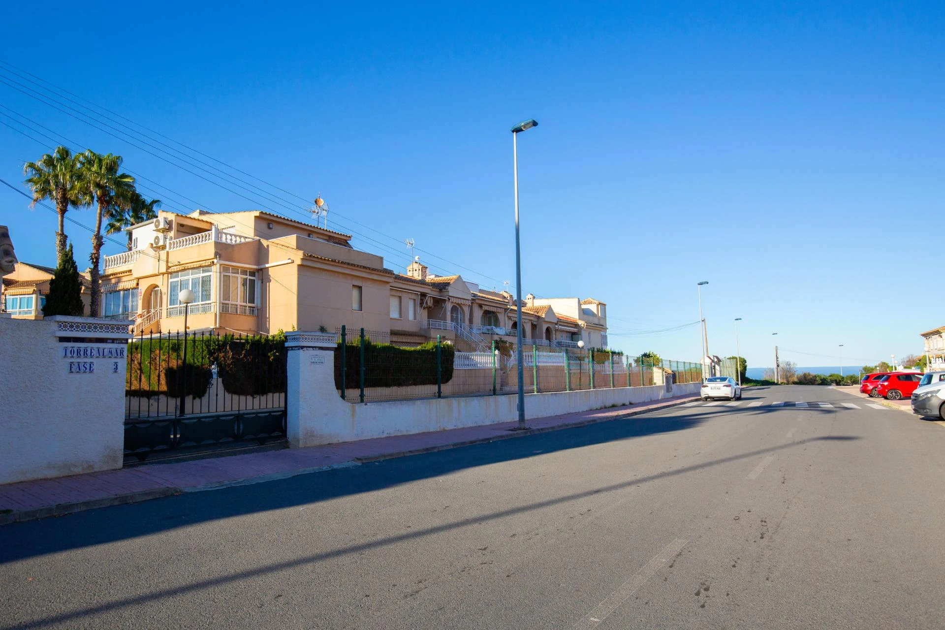 Apartamento reformado con vistas al mar, piscina, tenis y aparcamiento