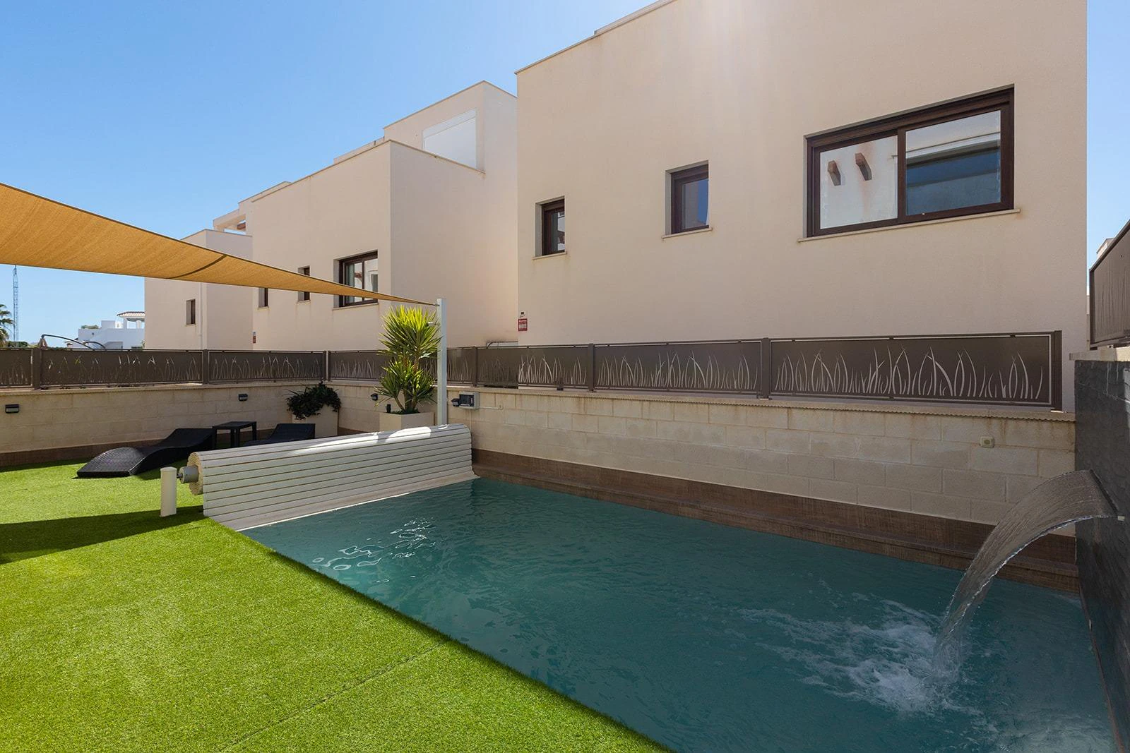 Oportunidad Villa Obra Nueva en Pueblo Bravo