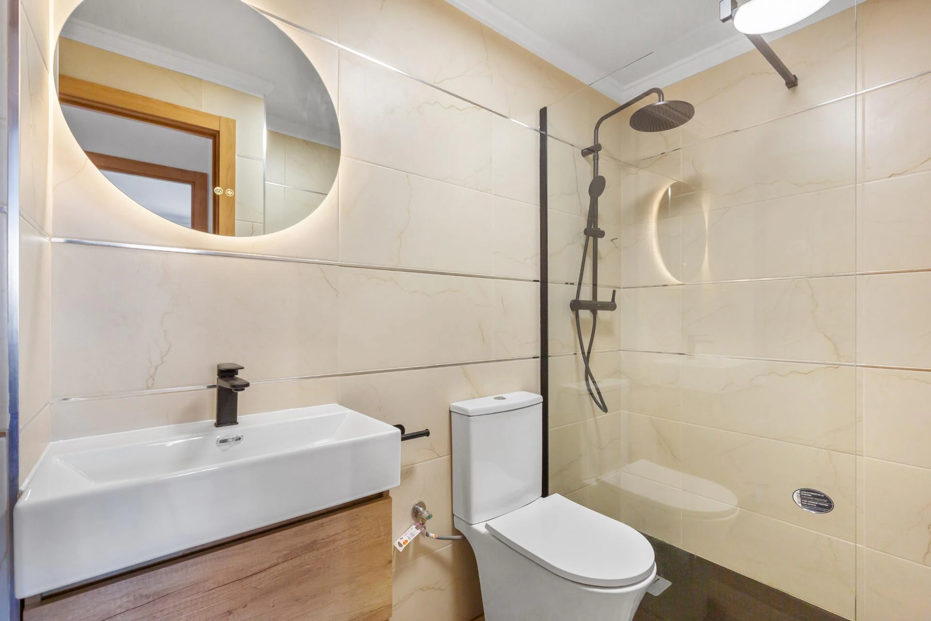 Apartamento reformado con vistas al mar, piscina, tenis y aparcamiento