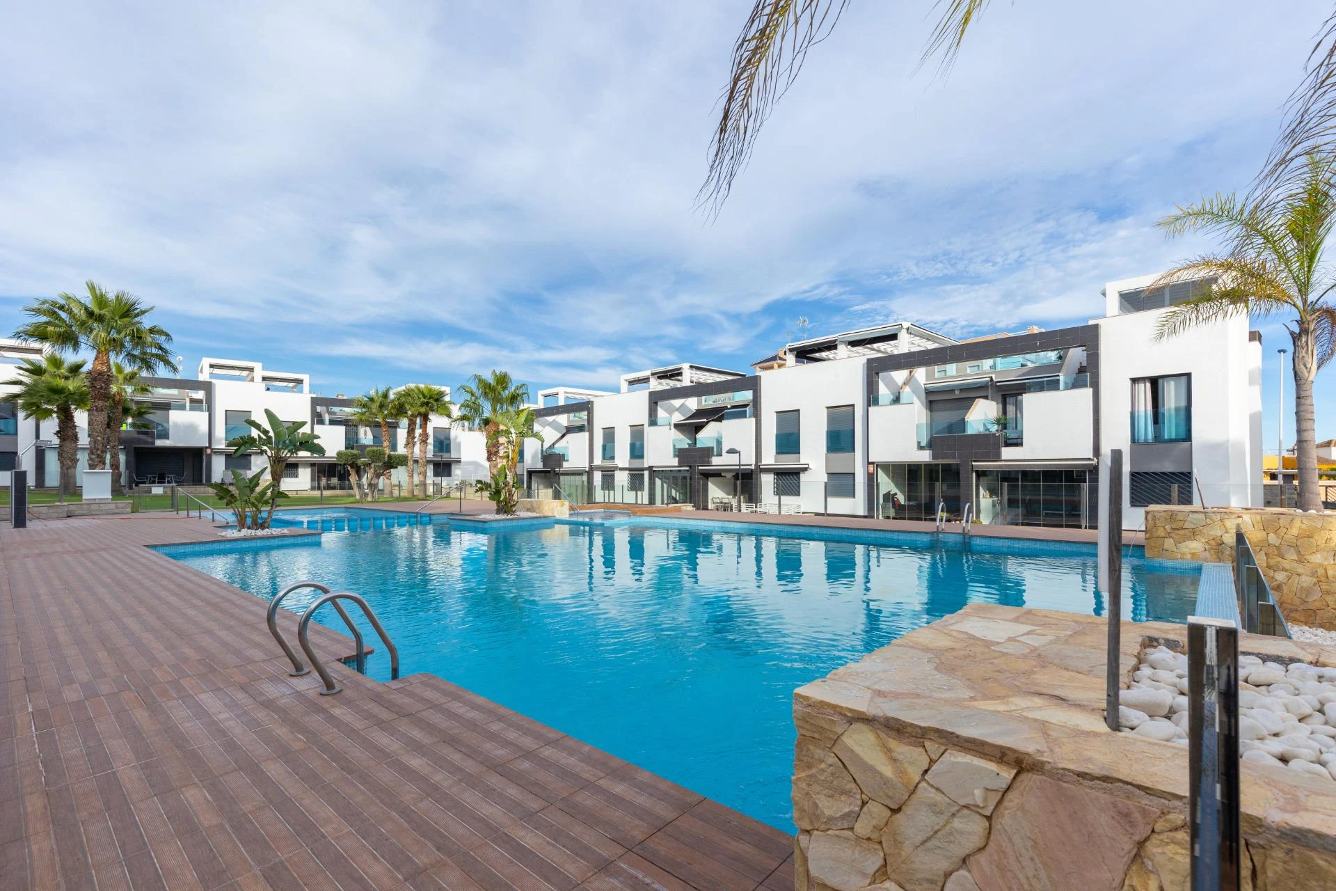 Apartamento en Planta Alta con Solárium Privado – Oasis Beach 7, Punta Prima (Torrevieja)