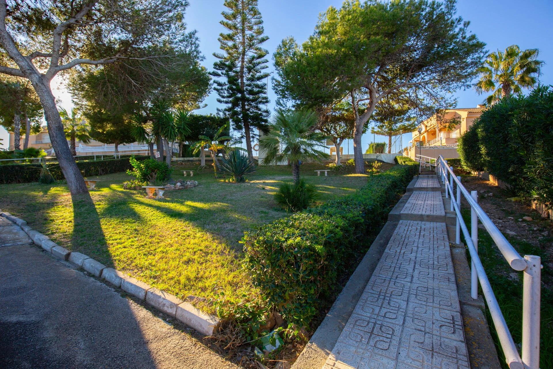 Apartamento reformado con vistas al mar, piscina, tenis y aparcamiento