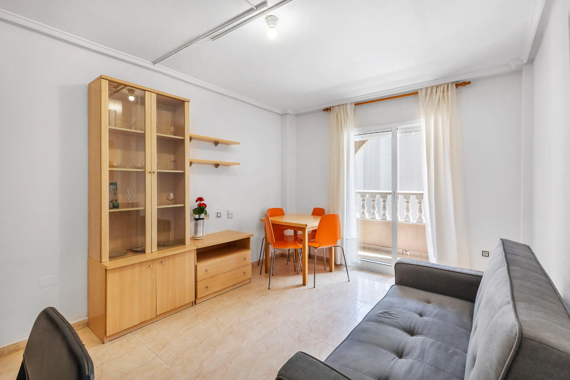 Estudio con piscina y orientación sur a 700 m de la Playa del Cura en Torrevieja