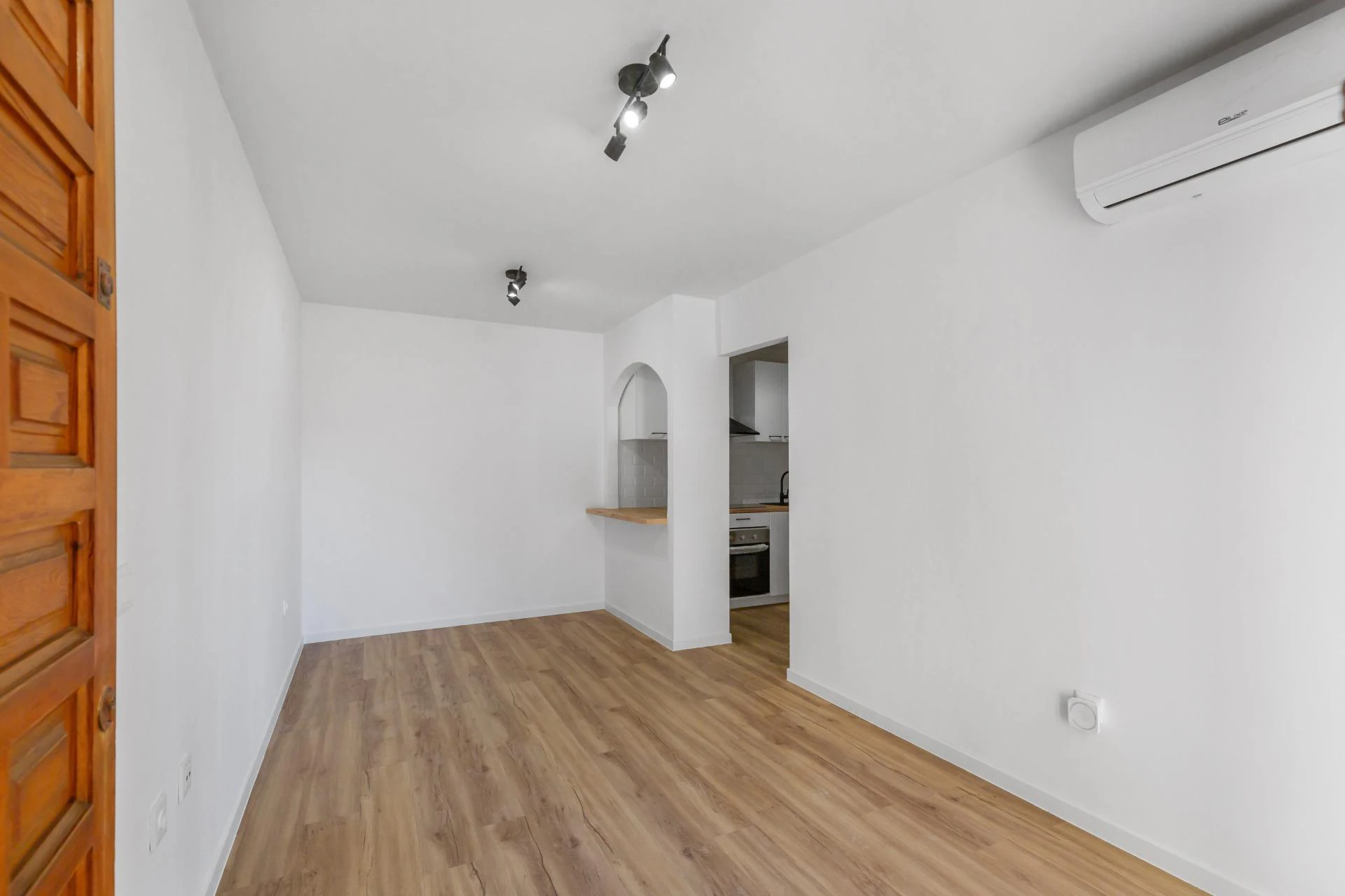 Apartamento reformado con vistas al mar, piscina, tenis y aparcamiento