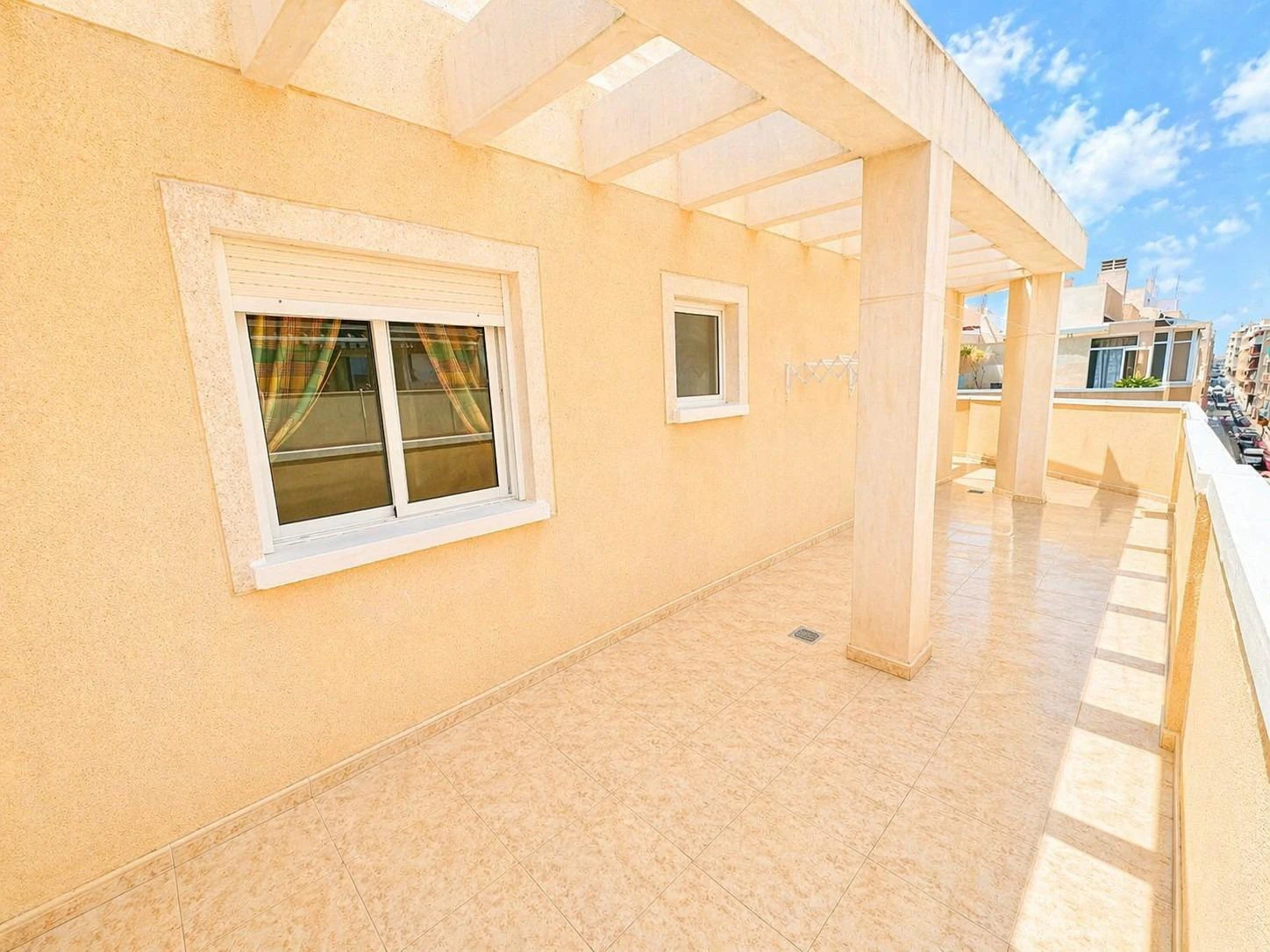 Ático en venta en Torrevieja, a tan solo 200 metros de la playa de Los Locos.