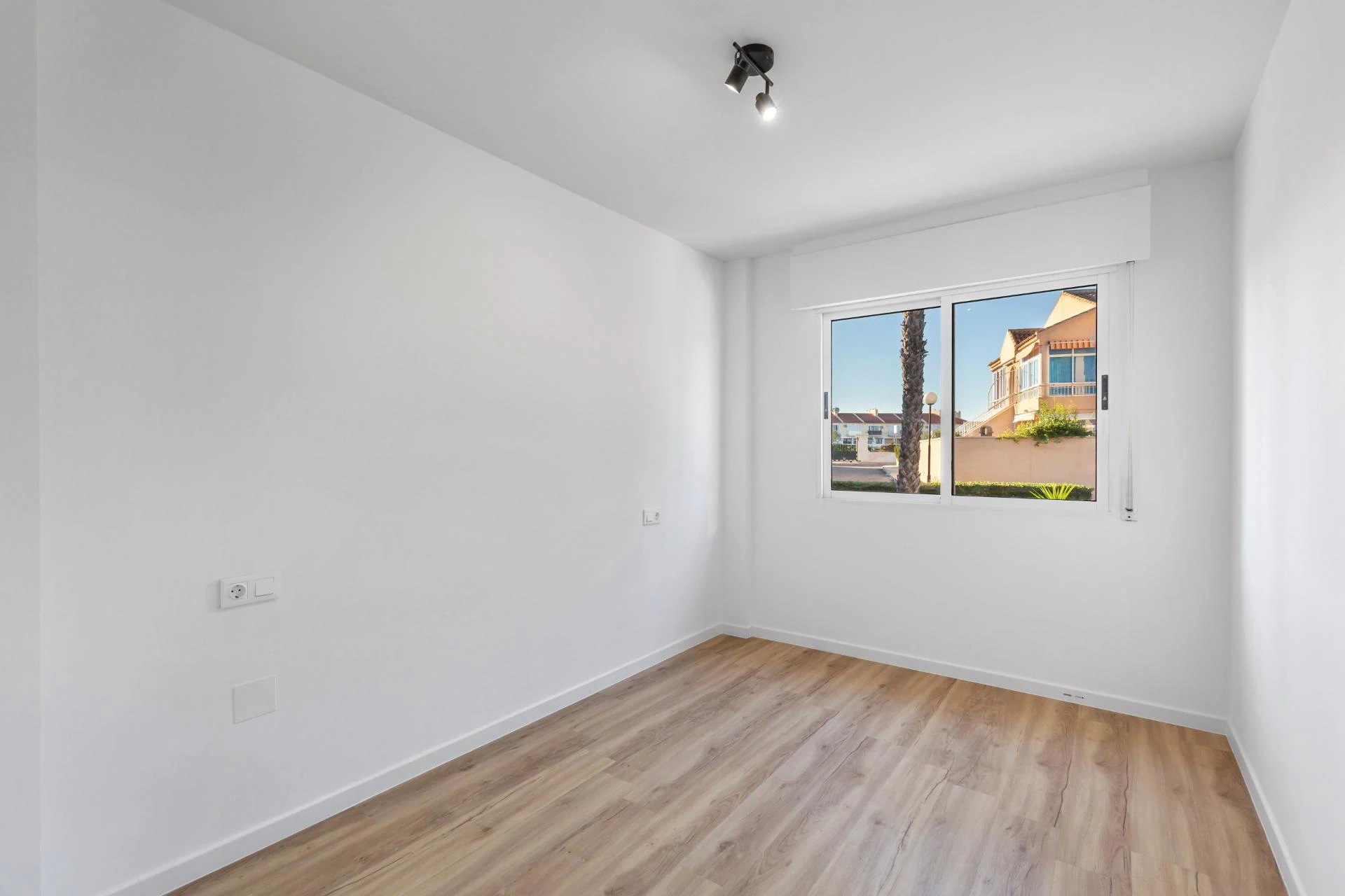 Apartamento reformado con vistas al mar, piscina, tenis y aparcamiento
