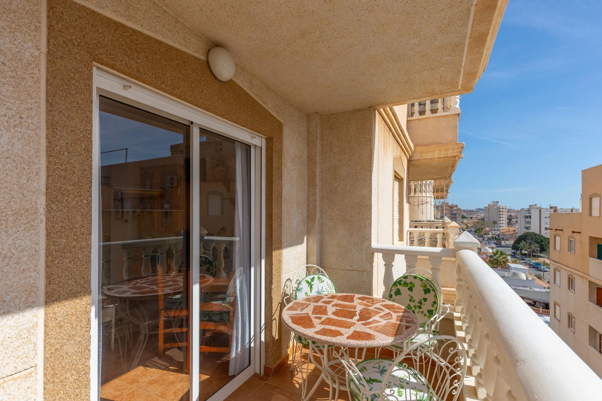 ¡Vistas al Amanecer y Brisa Mediterránea en Nueva Torrevieja! 2 dormitorios + piscina comunitaria