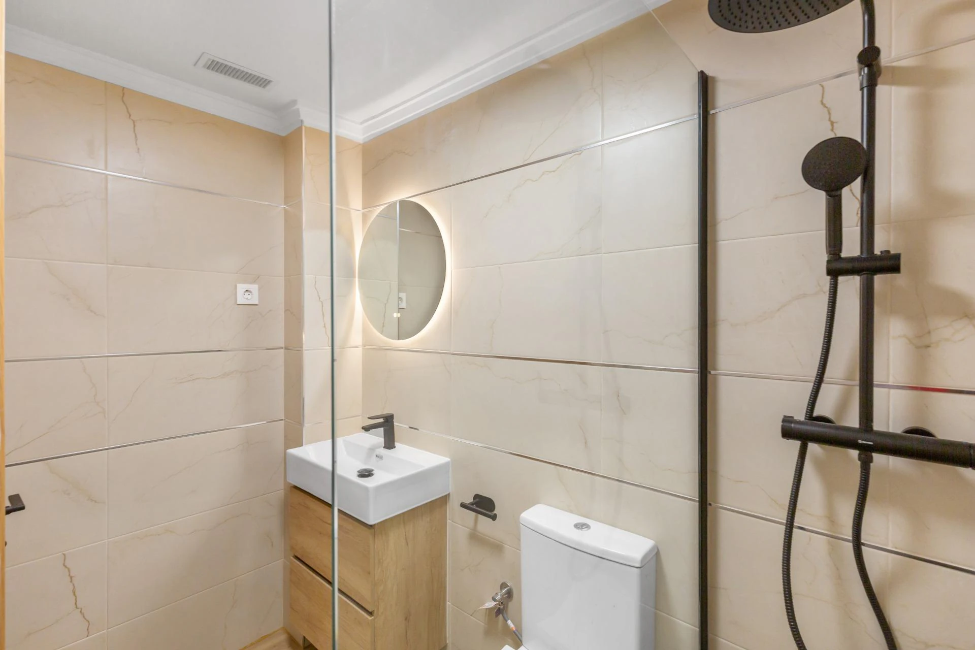 Apartamento reformado con vistas al mar, piscina, tenis y aparcamiento