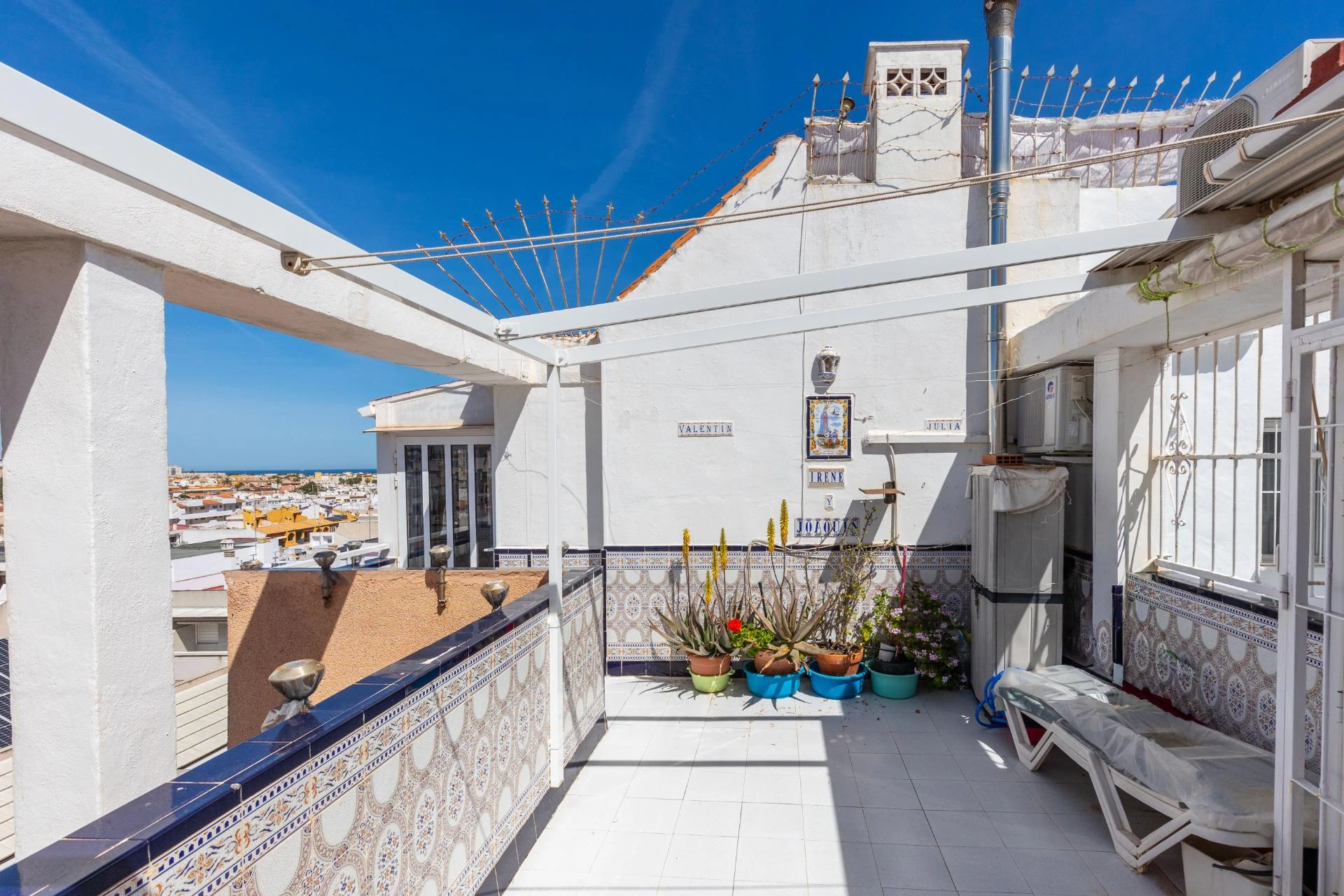 Ático con Terraza Infinita y Vistas al Mar en Calle Fragata con 3 dormitorios y Garaje