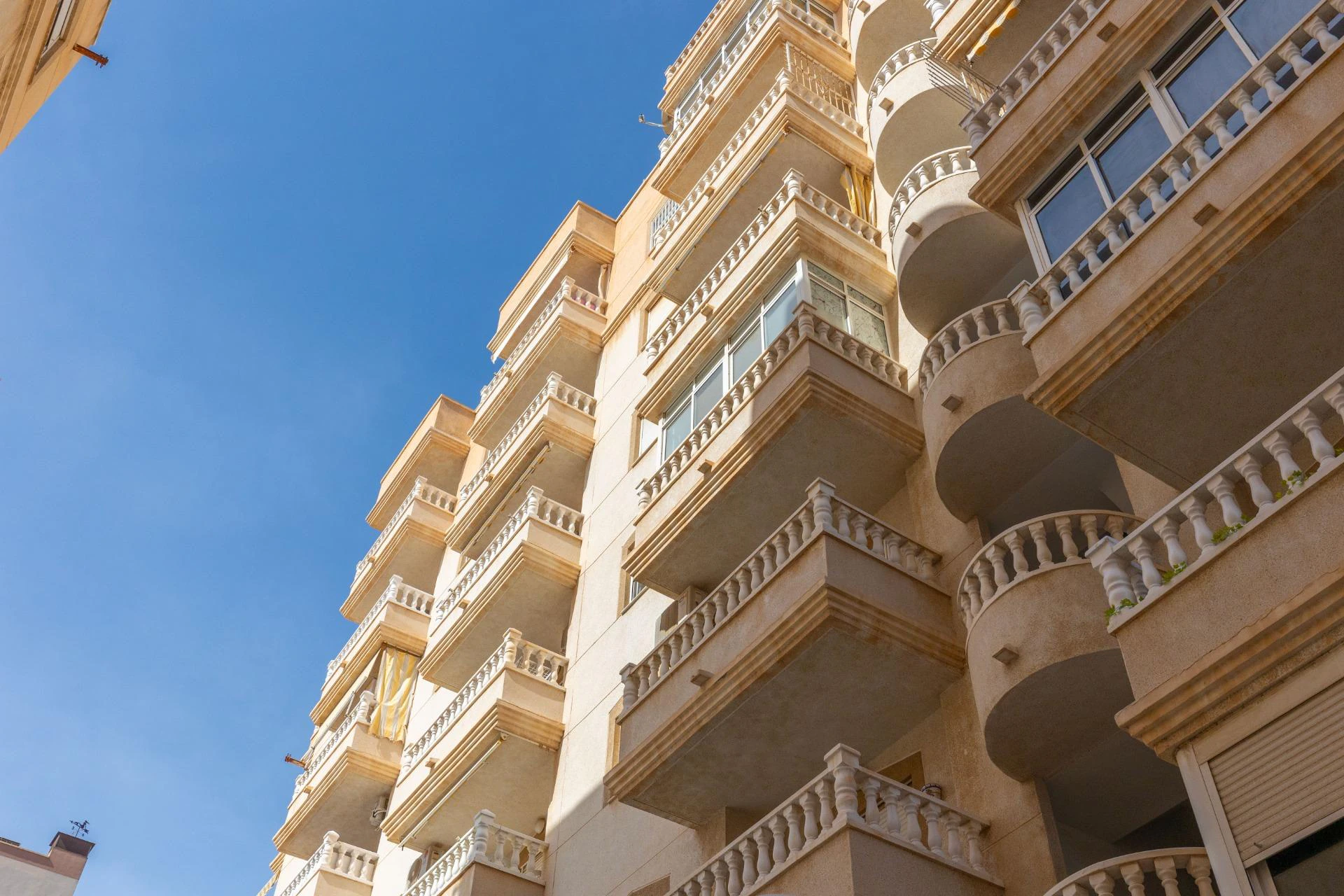 ¡Vistas al Amanecer y Brisa Mediterránea en Nueva Torrevieja! 2 dormitorios + piscina comunitaria