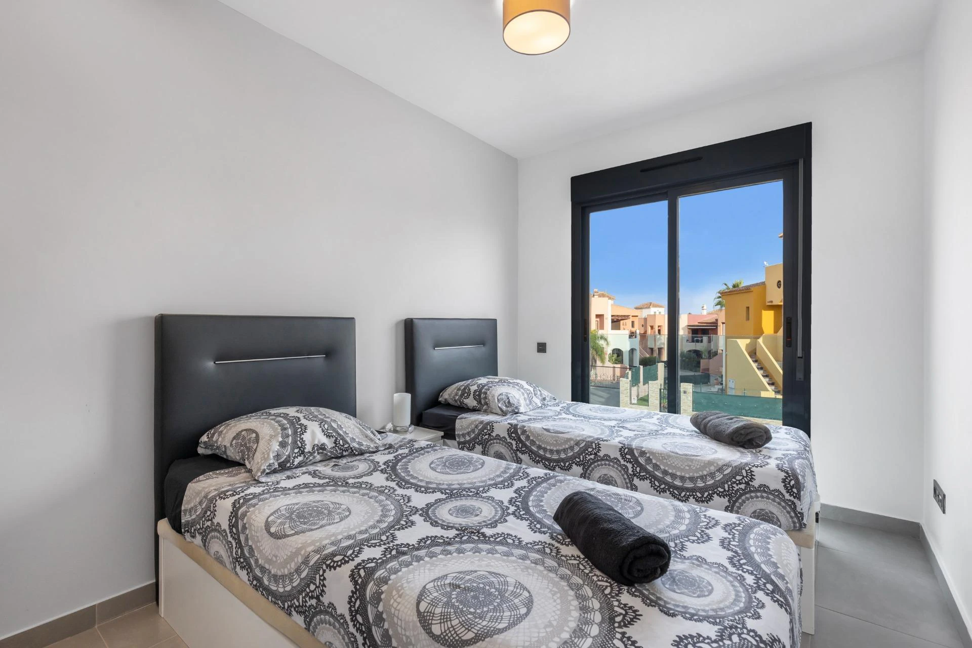 Apartamento en Planta Alta con Solárium Privado – Oasis Beach 7, Punta Prima (Torrevieja)