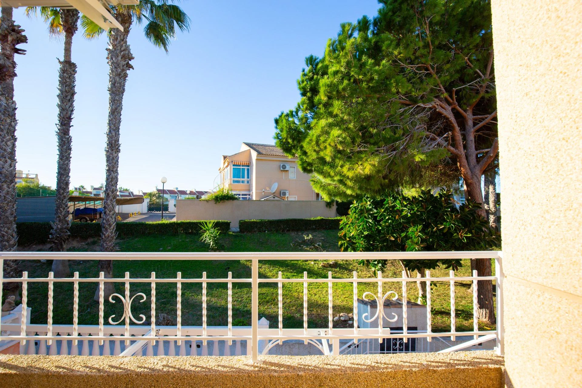 Apartamento reformado con vistas al mar, piscina, tenis y aparcamiento