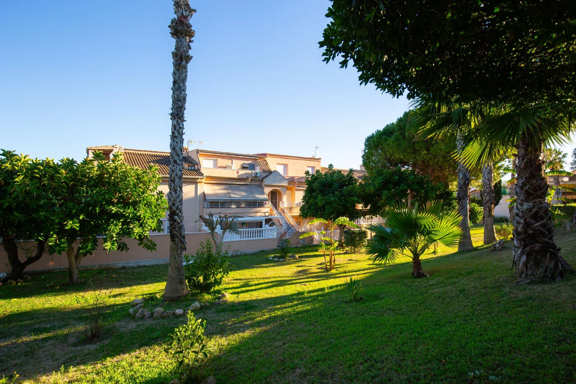 Apartamento reformado con vistas al mar, piscina, tenis y aparcamiento
