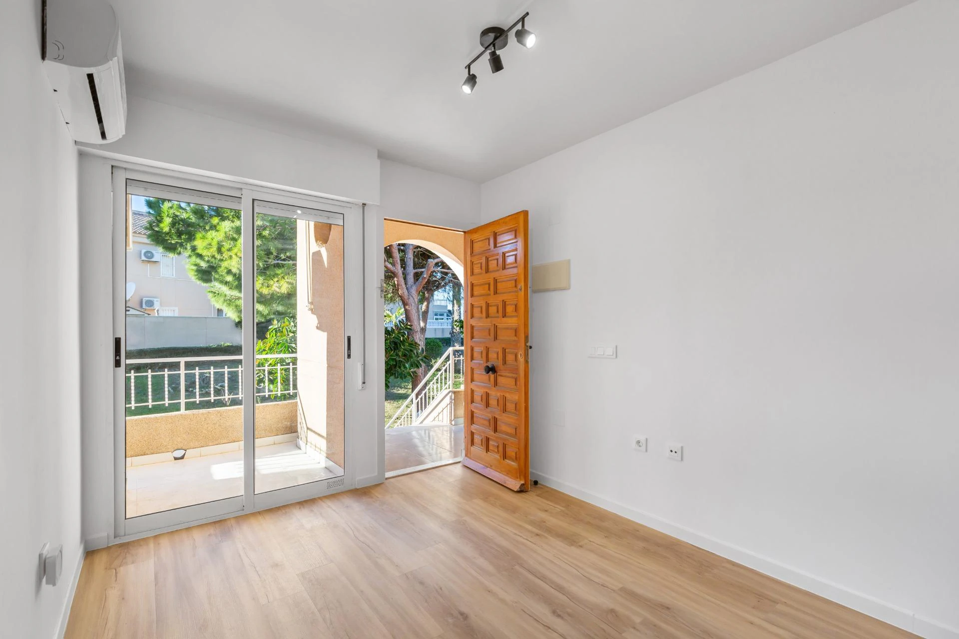 Apartamento reformado con vistas al mar, piscina, tenis y aparcamiento