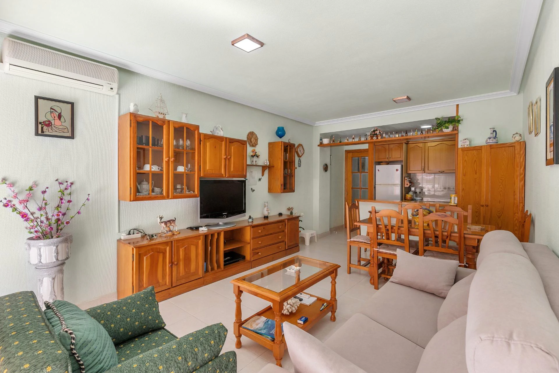 ¡Tu refugio junto al mar en Torrevieja! Impecable apartamento con gran terraza Este