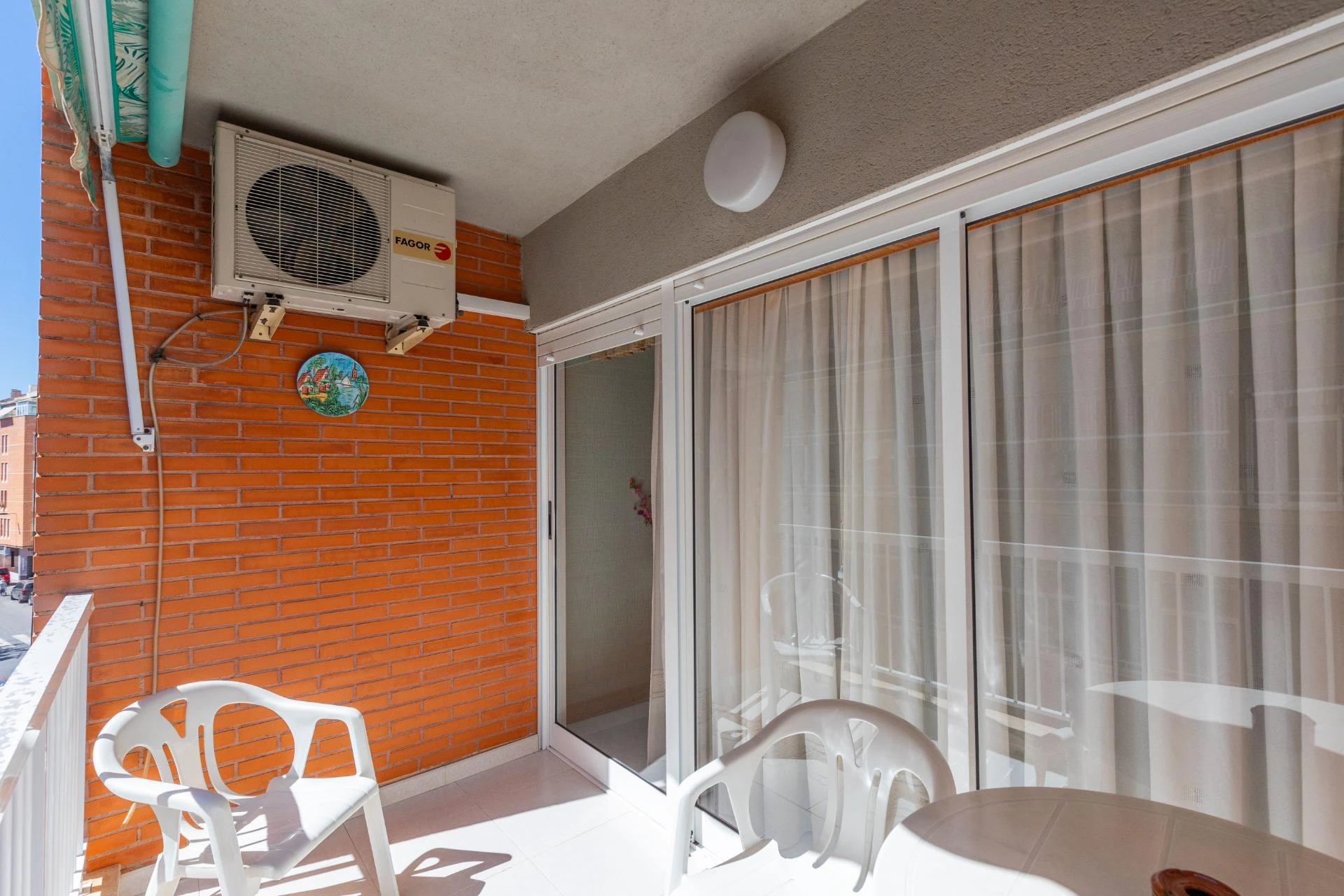 ¡Tu refugio junto al mar en Torrevieja! Impecable apartamento con gran terraza Este