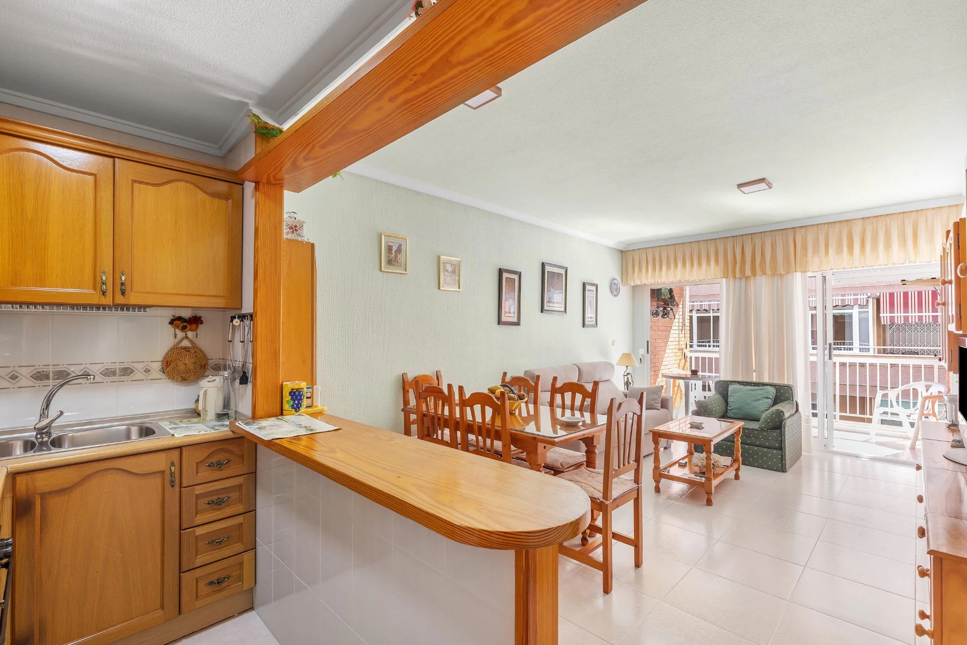 ¡Tu refugio junto al mar en Torrevieja! Impecable apartamento con gran terraza Este