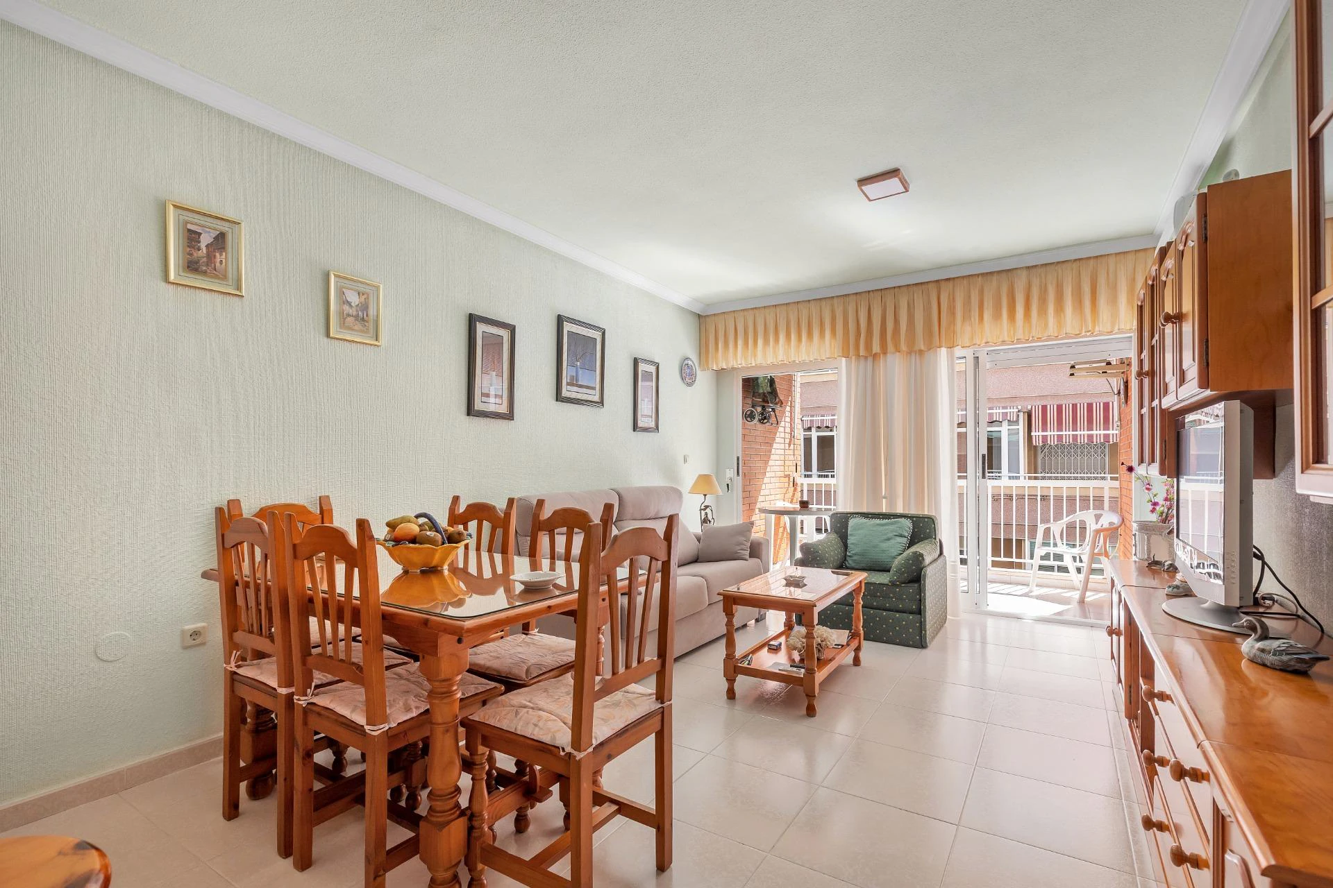 ¡Tu refugio junto al mar en Torrevieja! Impecable apartamento con gran terraza Este