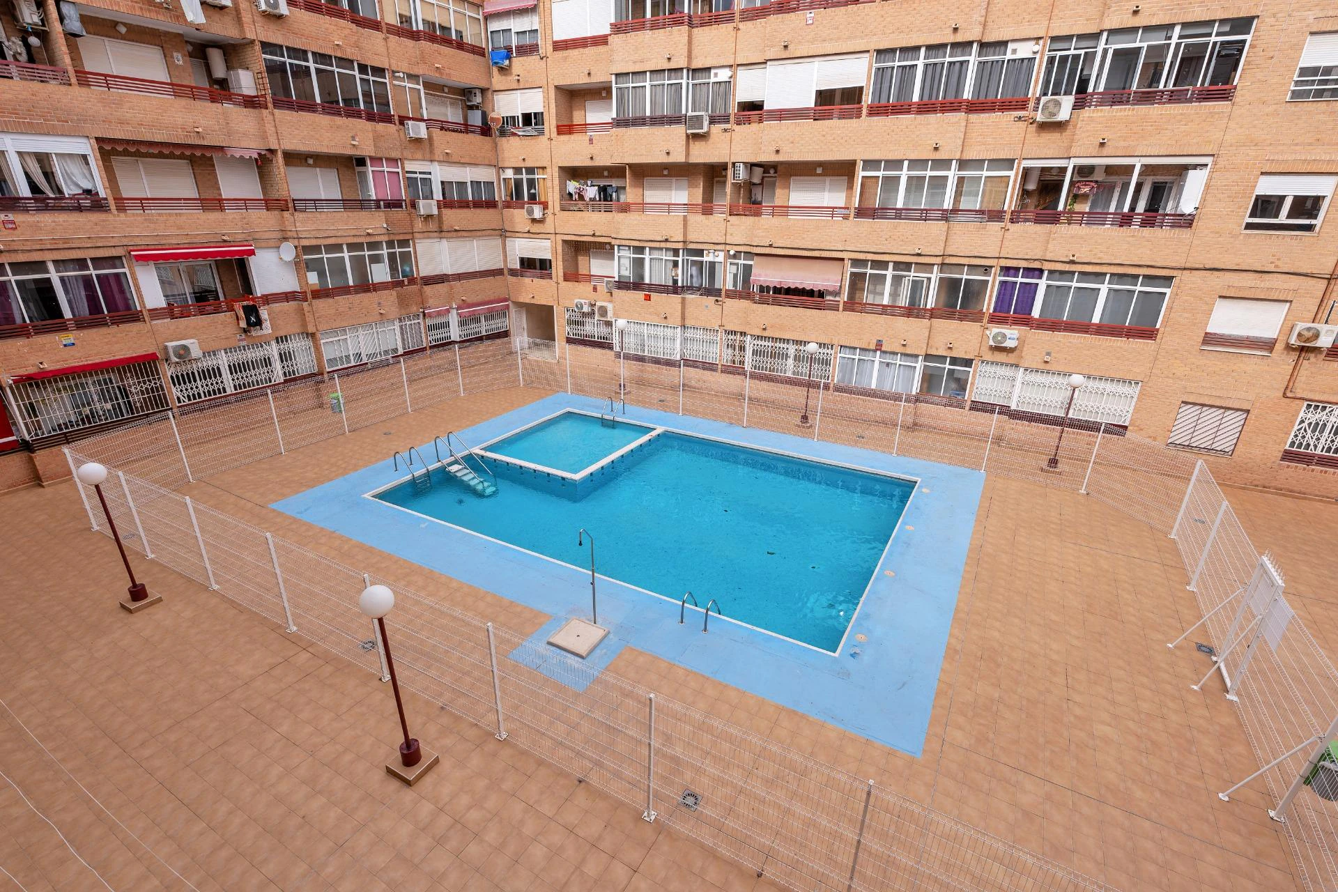 apartamento en Torrevieja con vistas a la piscina!!