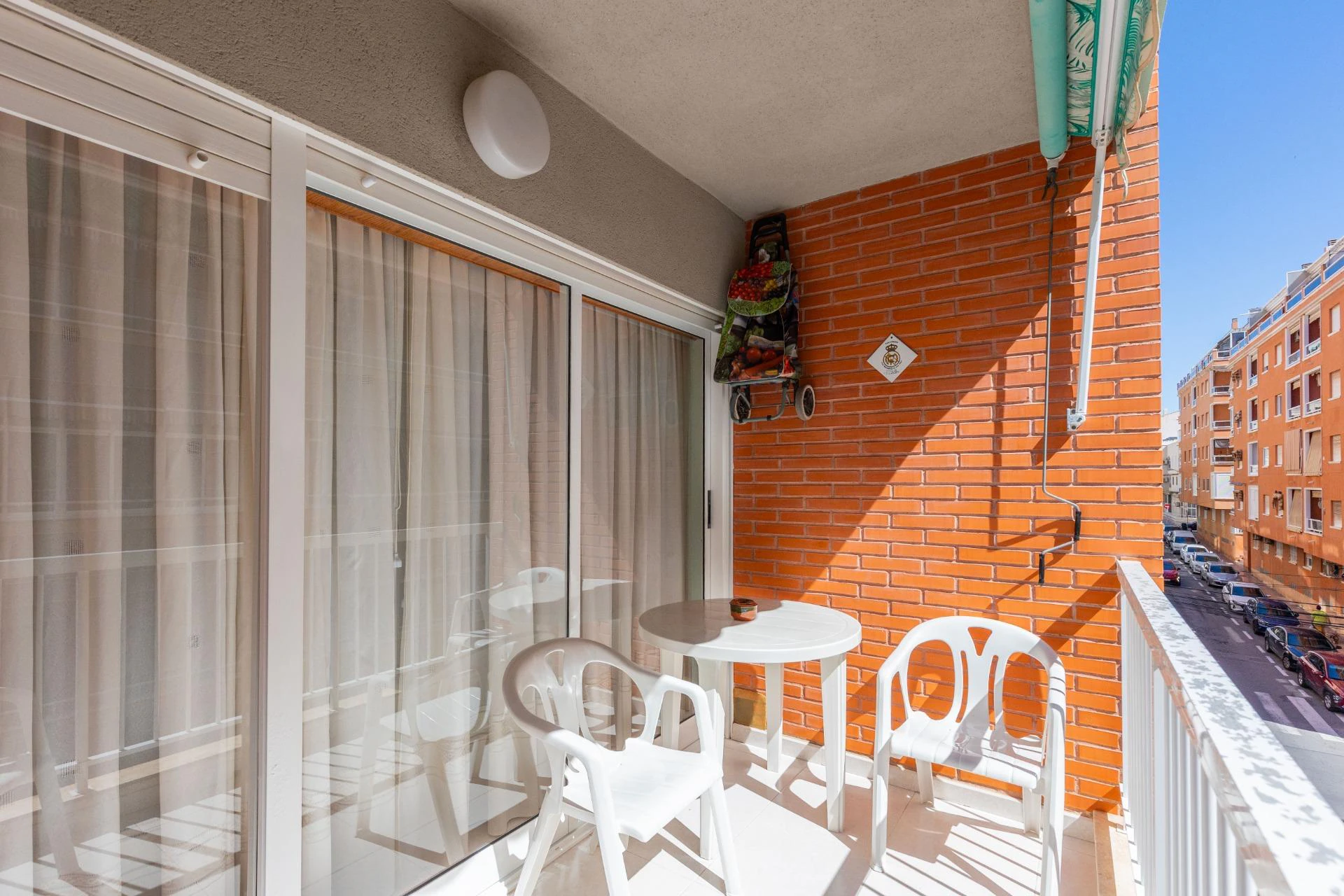 ¡Tu refugio junto al mar en Torrevieja! Impecable apartamento con gran terraza Este