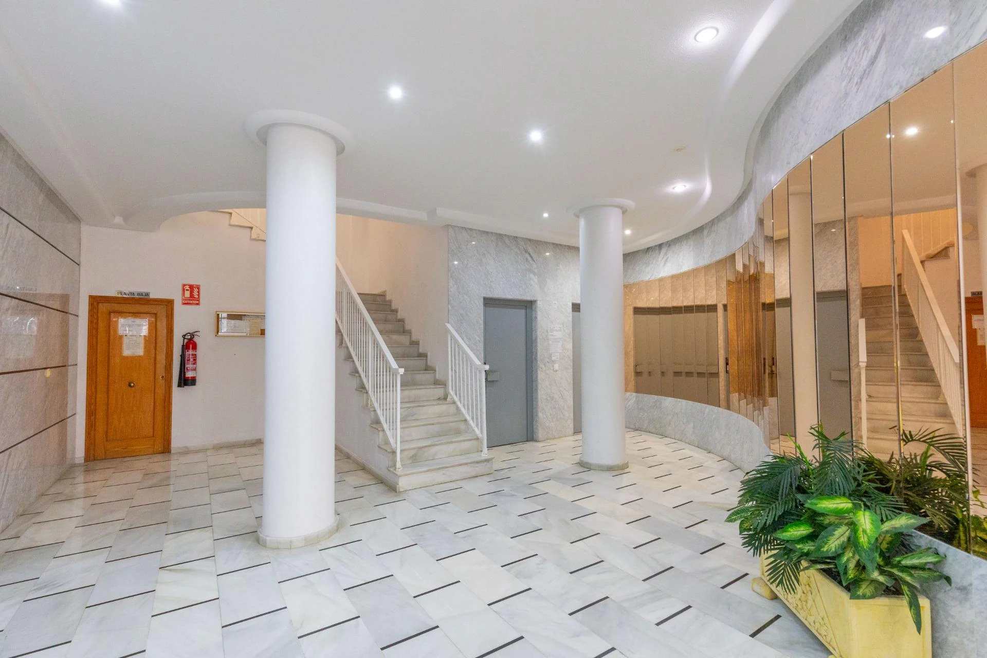 ¡Tu refugio junto al mar en Torrevieja! Impecable apartamento con gran terraza Este