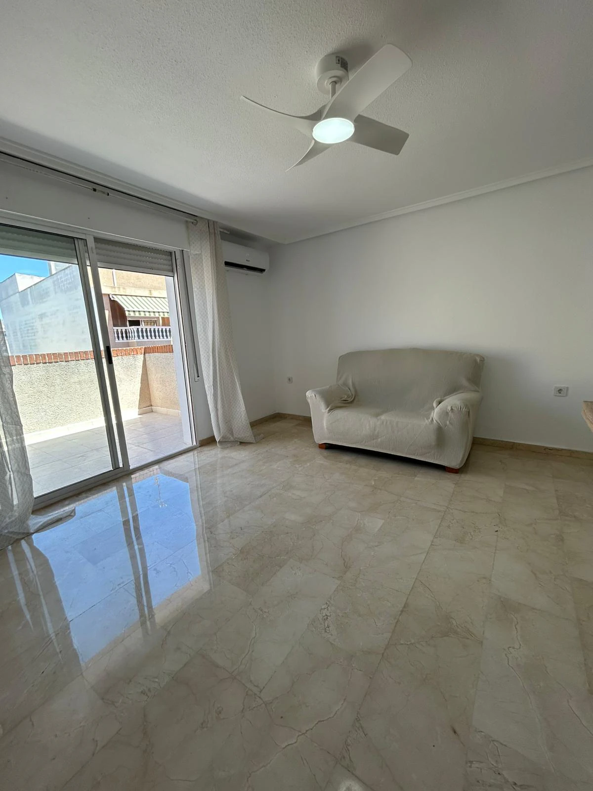 Piso reformado en venta en el centro de Torrevieja, 3 habitaciones.
