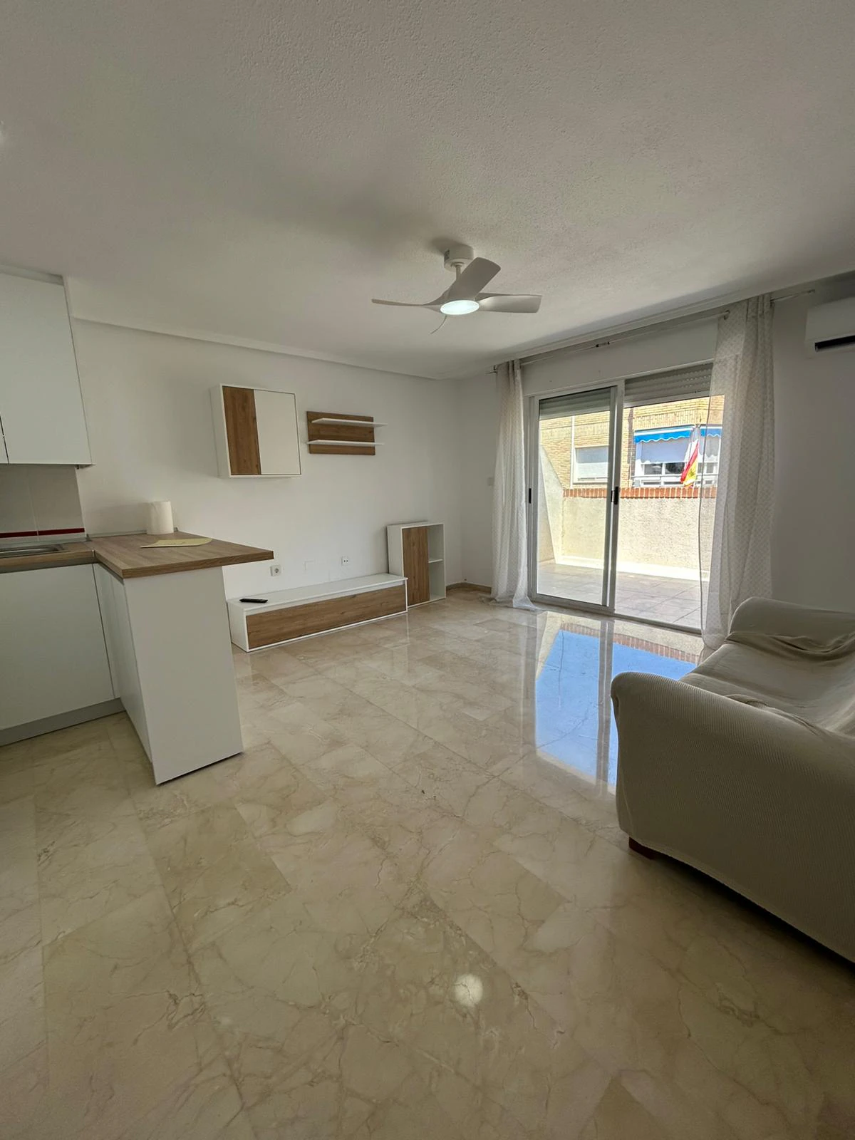Piso reformado en venta en el centro de Torrevieja, 3 habitaciones.