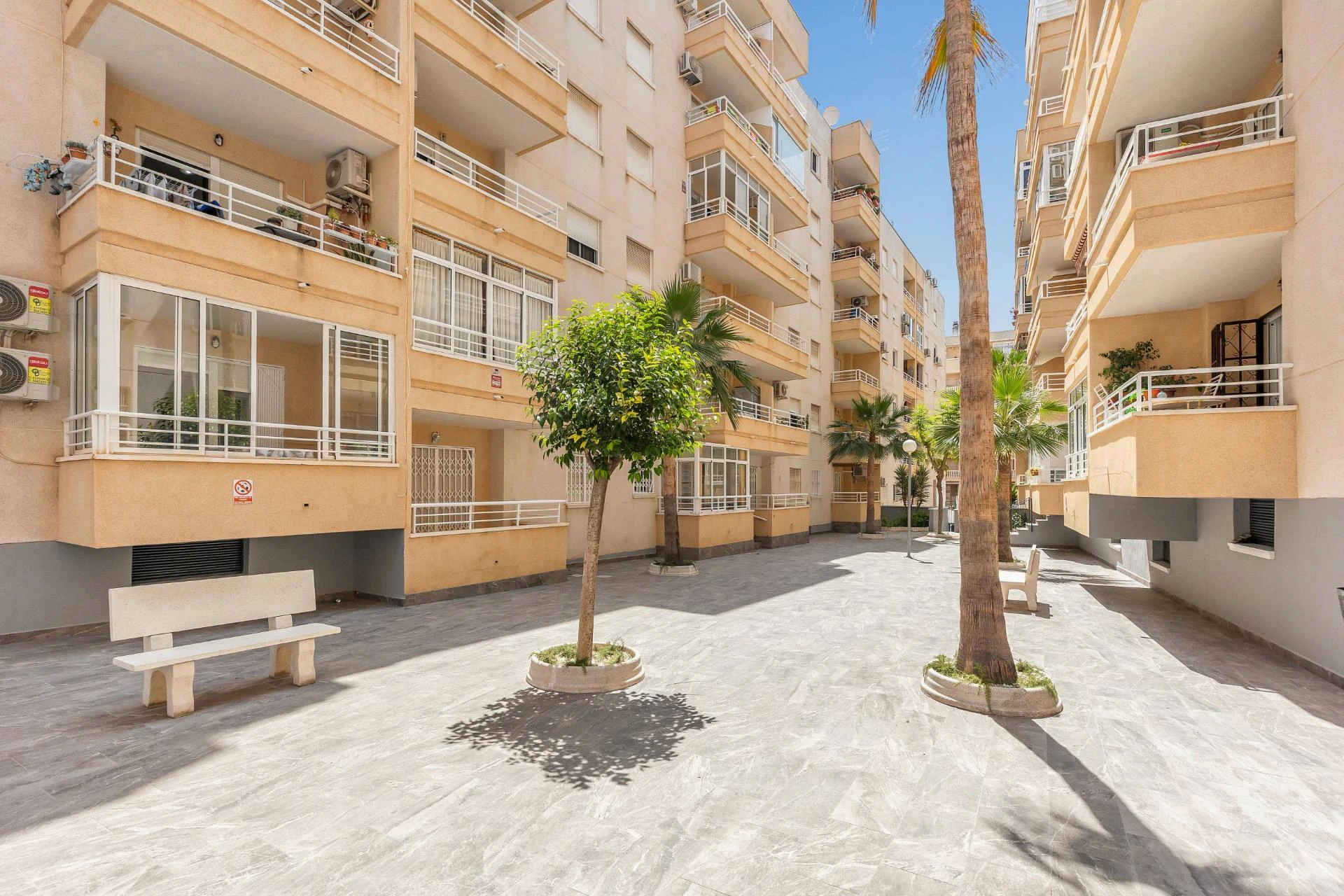 Vive a un paso del mar con piscina, garaje y una ubicación inmejorable