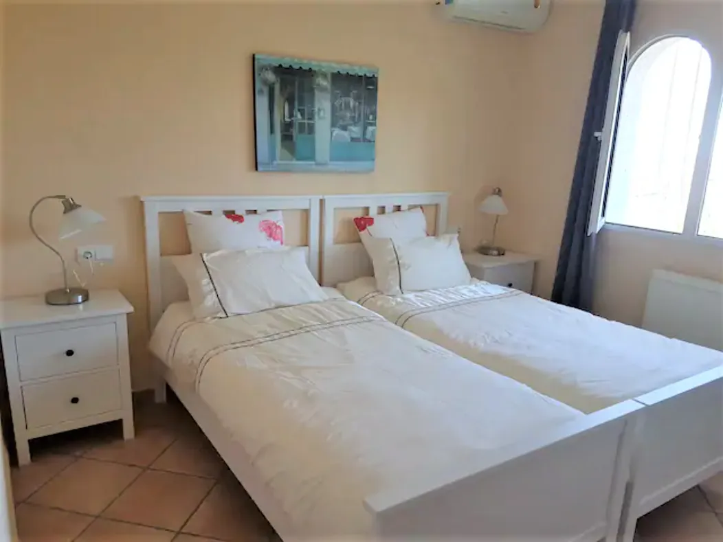 Dénia, Alicante - Villa de cuatro dormitorios con apartamento independiente, vistas al mar y a la montaña, piscina y jardín