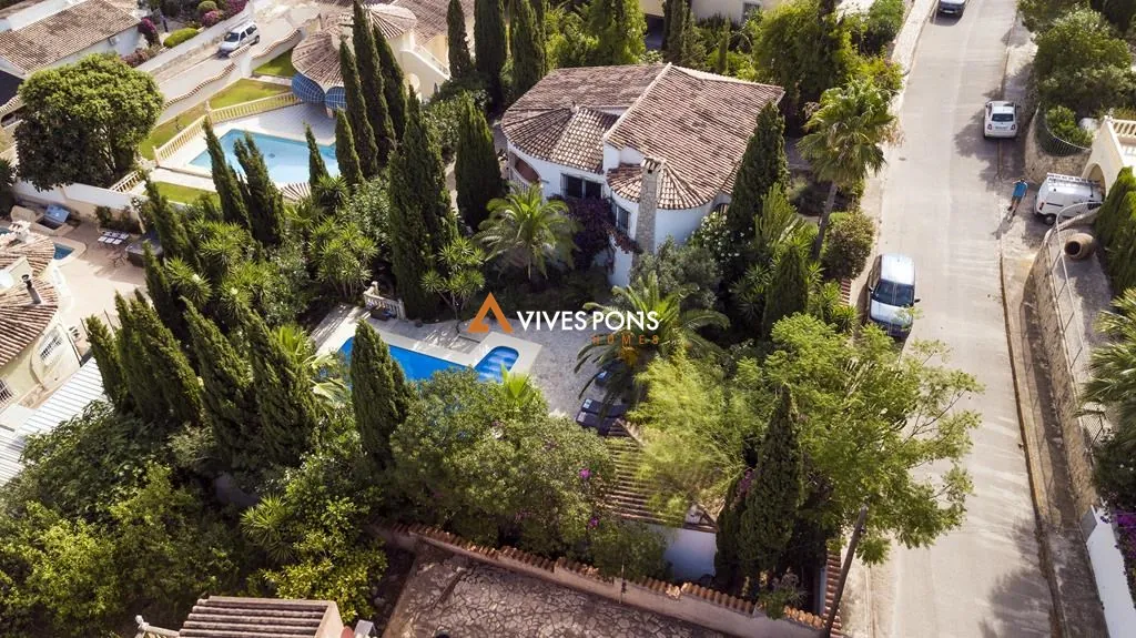 Villa con cinco dormitorios y estudio independiente