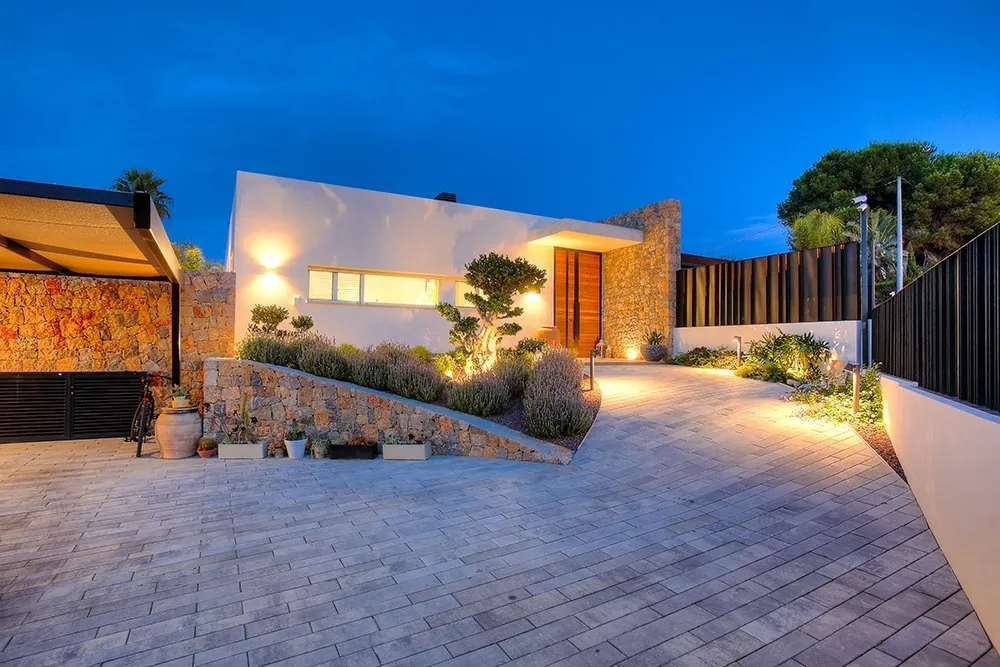 Villa moderna construida por Vives Pons Homes