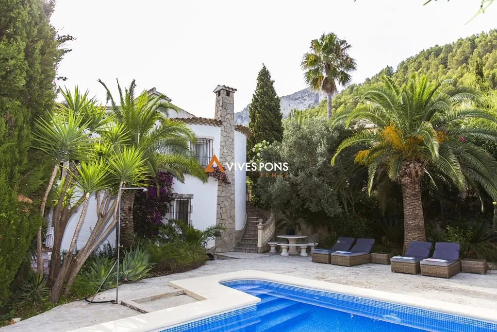 Villa con cinco dormitorios y estudio independiente