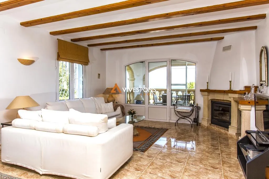 Villa con vistas al mar y al Montgó en Dénia, distribuida en un solo nivel