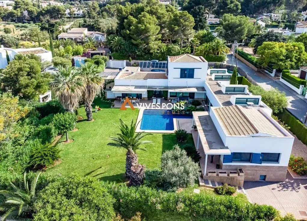 Villa moderna excelentemente ubicada a los pies del Montgó, Jávea