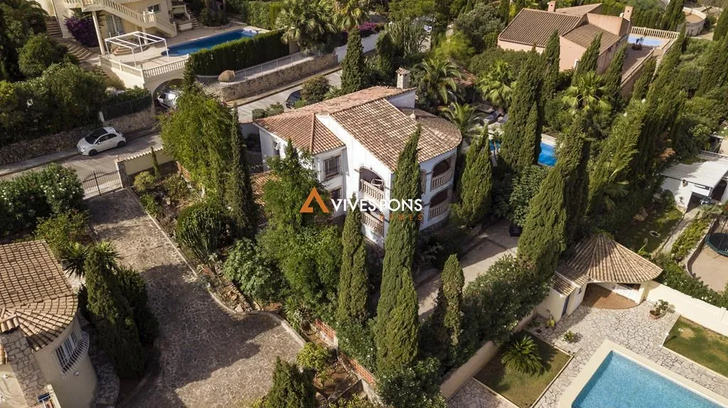Villa con cinco dormitorios y estudio independiente