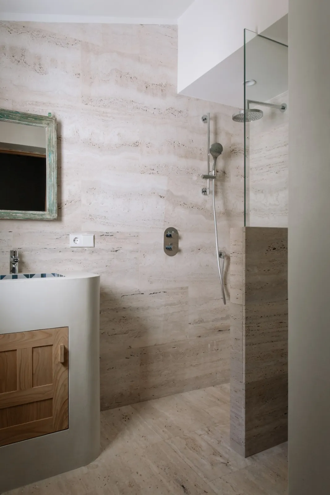 Villa en primera línea de mar renovada integralmente