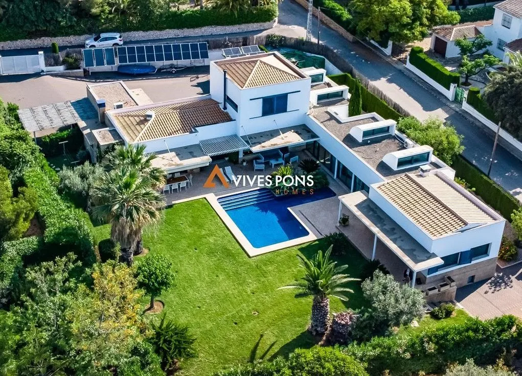 Villa moderna excelentemente ubicada a los pies del Montgó, Jávea