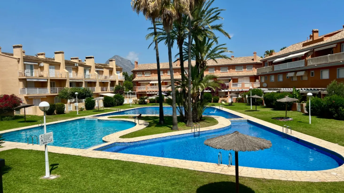 Luminoso apartamento de 3 habitaciones con terraza, piscina y licencia turística - A solo 5 minutos a pie de la playa de Arenal.