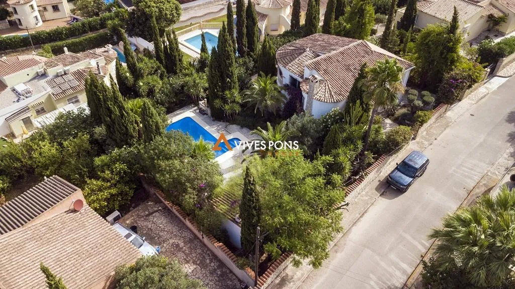 Villa con cinco dormitorios y estudio independiente