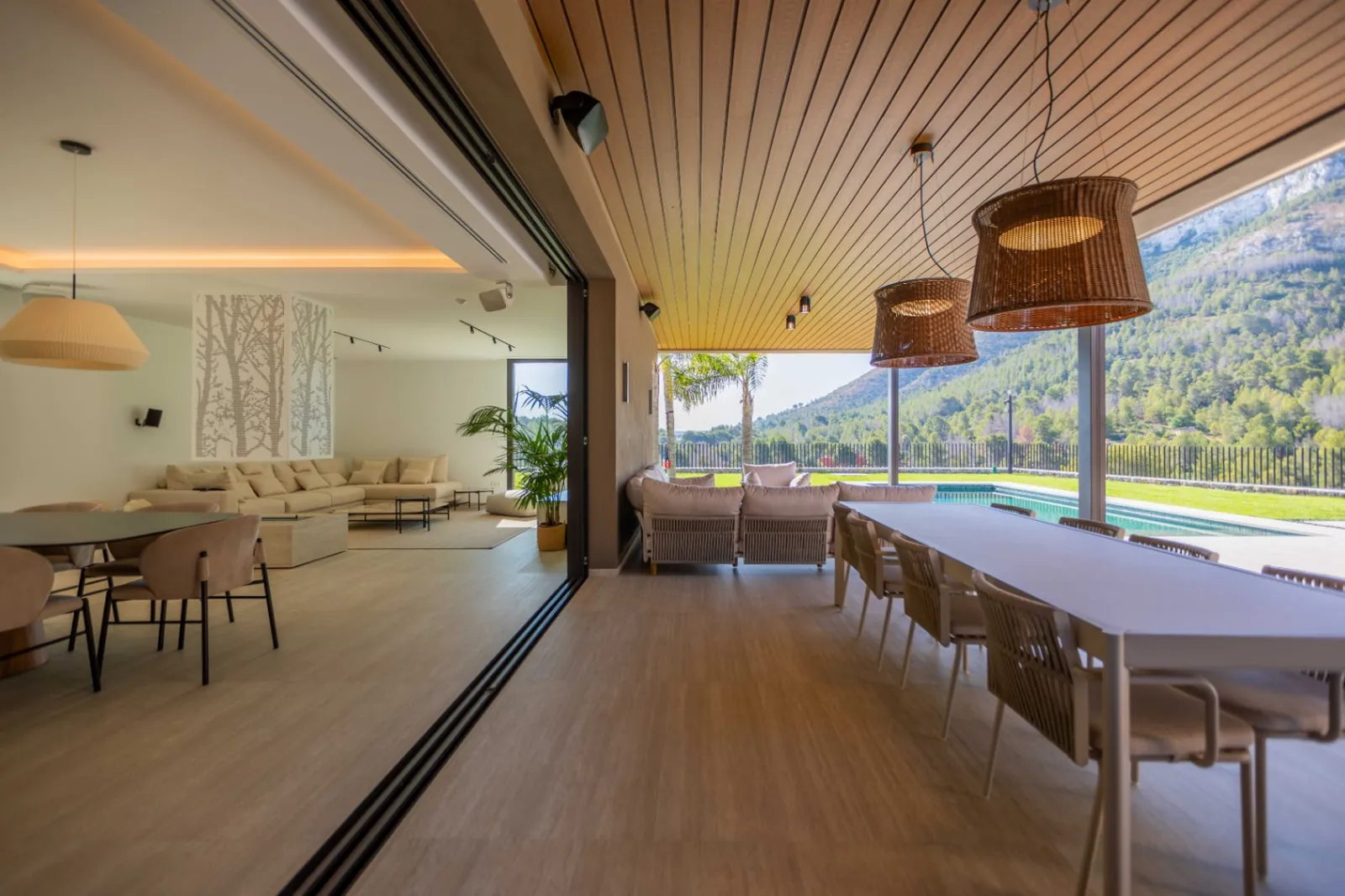 Vivienda contemporánea en una planta integrada con el entorno natural del Montgó