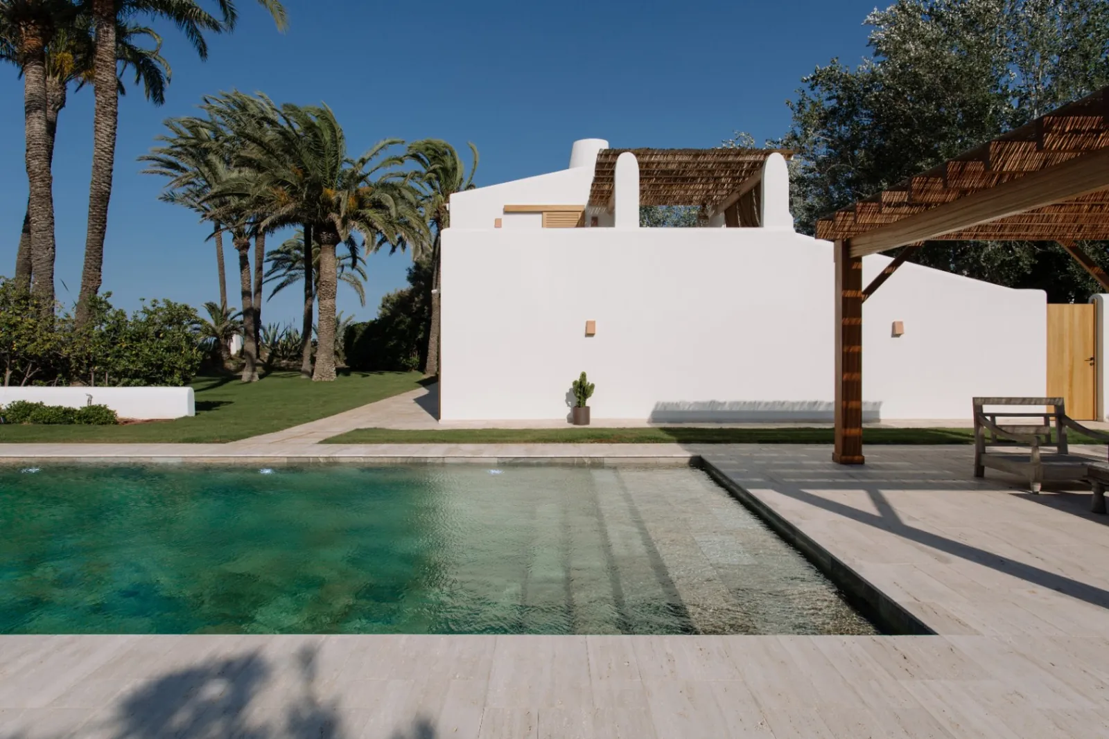 Villa en primera línea de mar renovada integralmente