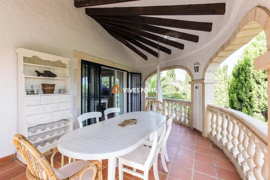 Villa con cinco dormitorios y estudio independiente