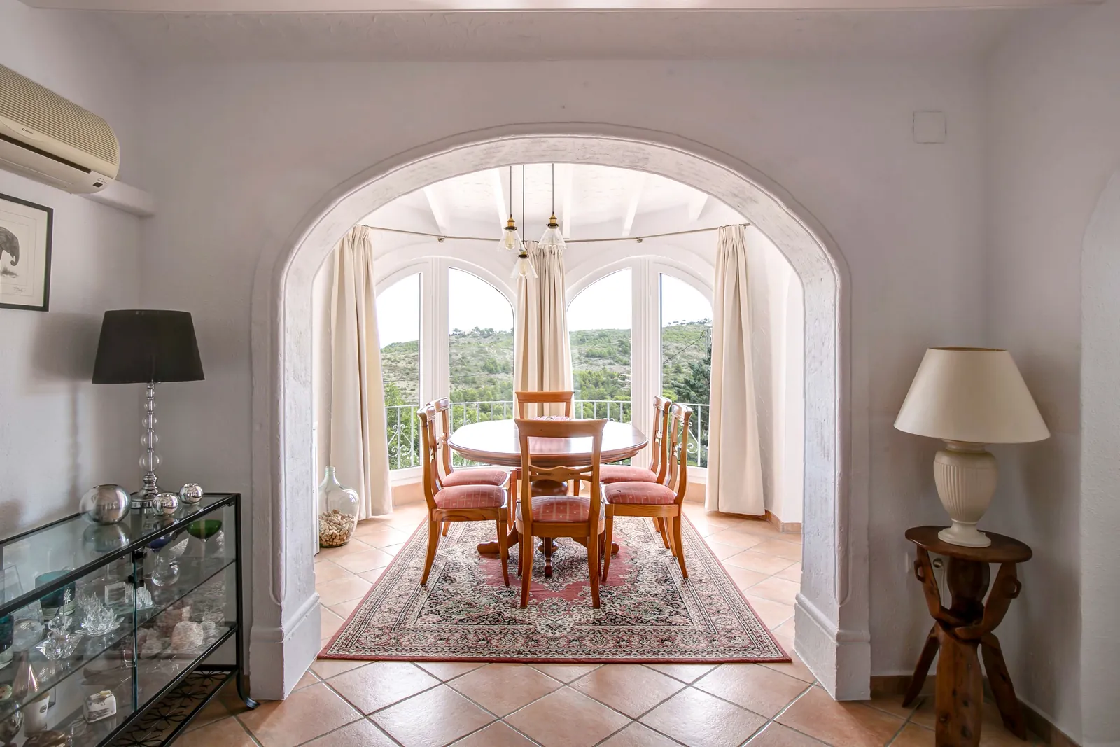 Dénia, Alicante - Villa de cuatro dormitorios con apartamento independiente, vistas al mar y a la montaña, piscina y jardín