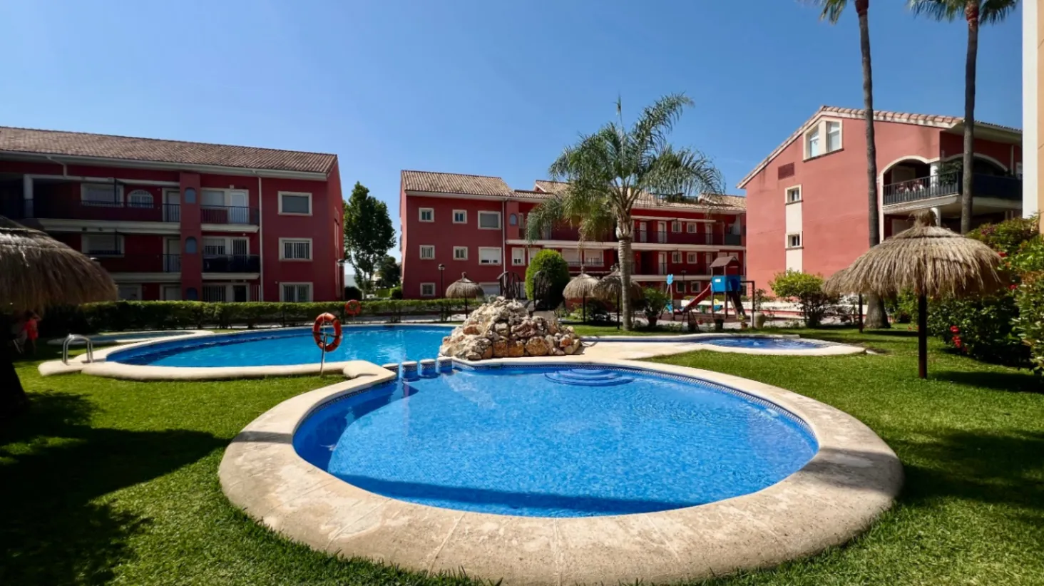 Luminoso apartamento de 3 habitaciones con terraza, piscina y licencia turística - A solo 5 minutos a pie de la playa de Arenal.