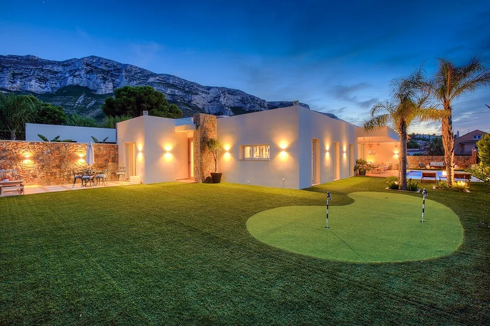 Villa moderna construida por Vives Pons Homes
