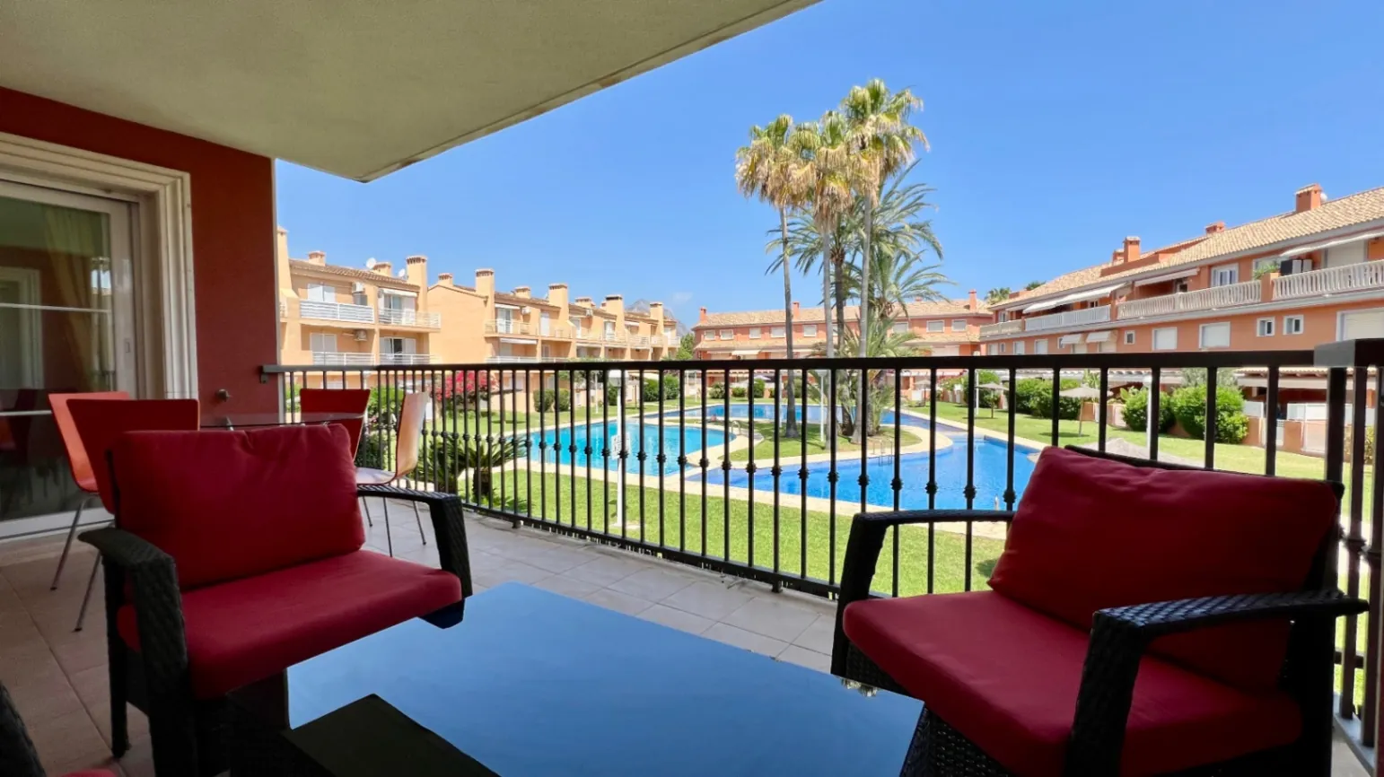 Luminoso apartamento de 3 habitaciones con terraza, piscina y licencia turística - A solo 5 minutos a pie de la playa de Arenal.