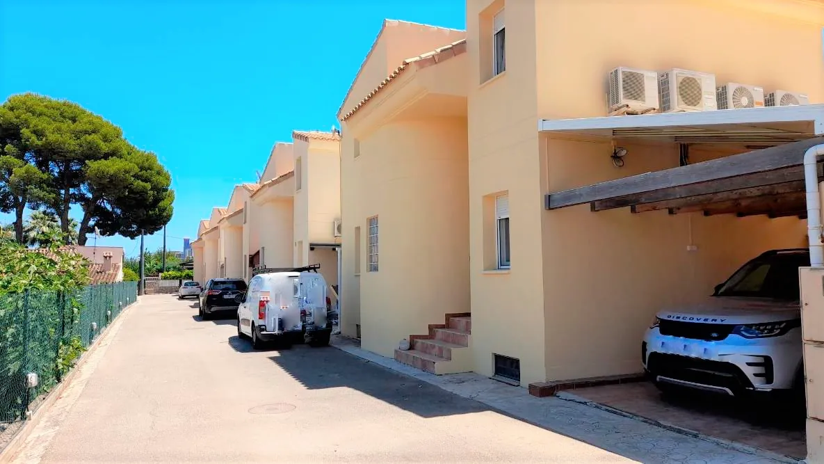 Adosado por pérgola en zona Alquerías de Dénia, a solo 1,5 km del centro