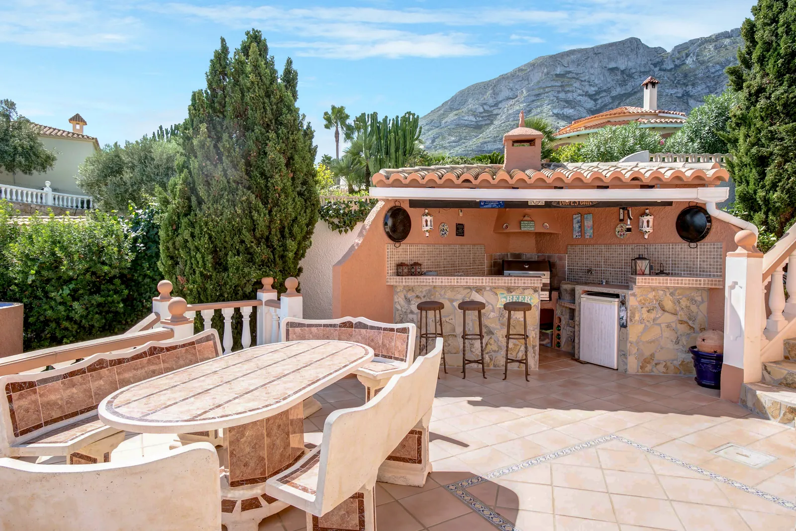 Dénia, Alicante - Villa de cuatro dormitorios con apartamento independiente, vistas al mar y a la montaña, piscina y jardín