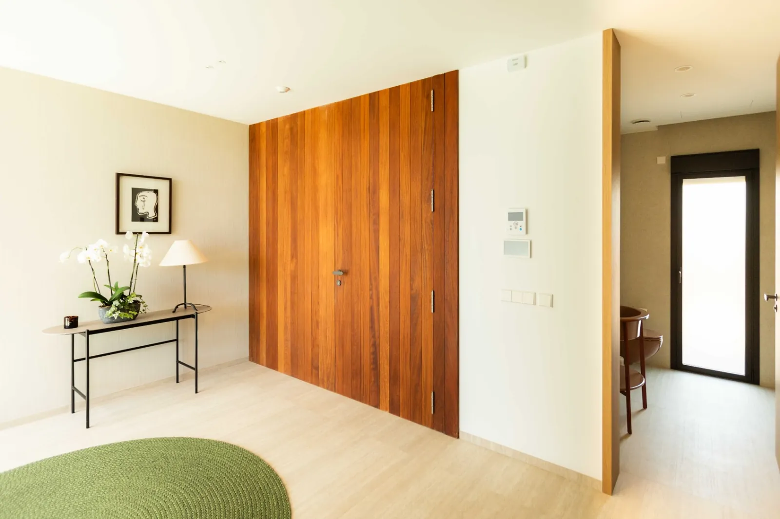 Vivienda contemporánea en una planta integrada con el entorno natural del Montgó